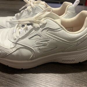 Tennis shoes